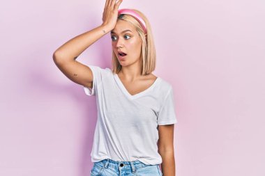 Gündelik beyaz t-shirt giyen güzel sarışın kadın hata için elleri kafasında şaşırdı, hatayı hatırla. Unuttum, kötü hafıza kavramı. 