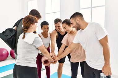 Spor merkezinde mutlu bir şekilde gülümseyen bir grup genç sporcu..