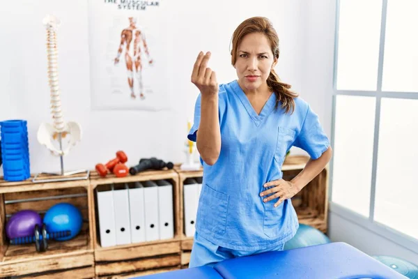 Středního Věku Hispánský Fyzioterapeut Žena Pracující Bolesti Zotavení Klinika Dělá — Stock fotografie