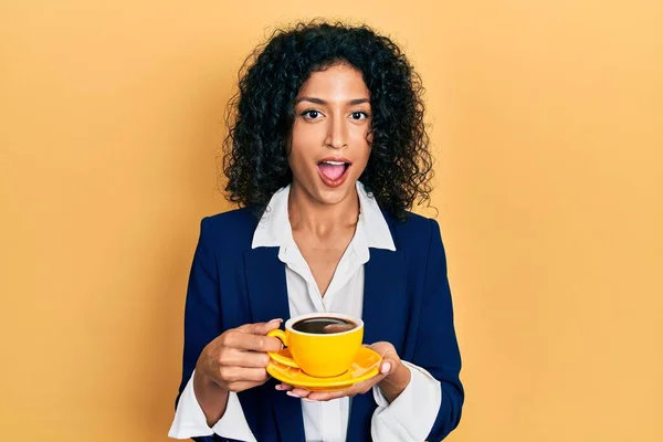 Joven Chica Latina Con Estilo Negocios Bebiendo Taza Café Celebrando — Foto de Stock