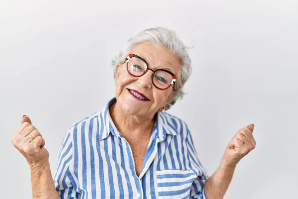 Donna Anziana Con Capelli Grigi Piedi Sfondo Bianco Molto Felice — Foto Stock