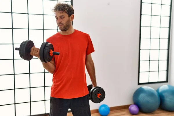 Jovem Hispânico Homem Formação Usando Halteres Centro Desportivo — Fotografia de Stock