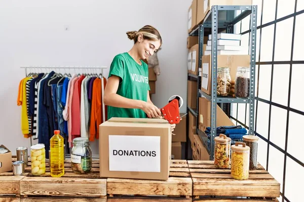 Hayır Kurumunda Gönüllü Üniforması Giyen Beyaz Bir Kadın Bağış Kutusunu — Stok fotoğraf