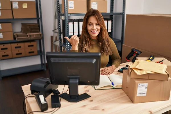 Mujer Hispana Que Trabaja Comercio Electrónico Pequeñas Empresas Haciendo Videollamadas —  Fotos de Stock