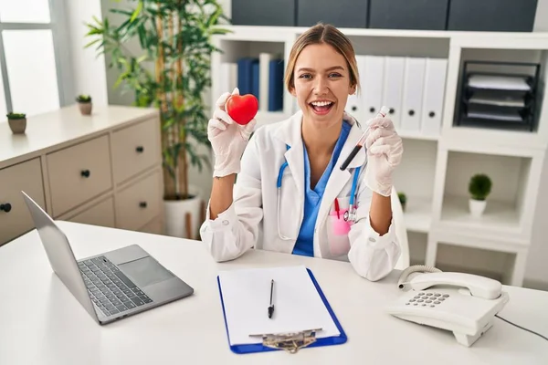 Junge Blonde Frau Arztuniform Mit Blut Und Herz Lächelt Und — Stockfoto