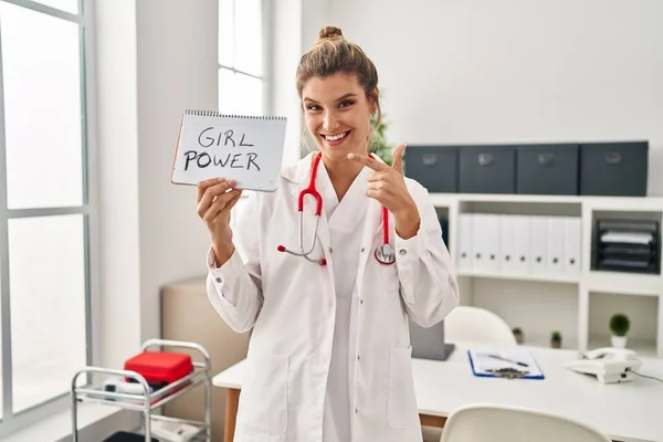 Jovem Médico Mulher Segurando Menina Poder Banner Sorrindo Feliz Apontando — Fotografia de Stock