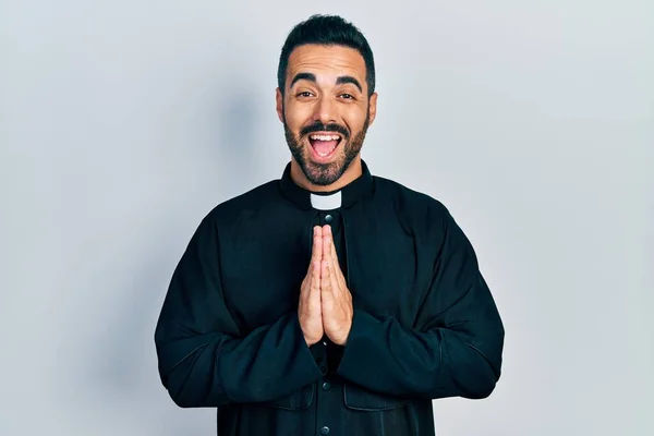 Όμορφος Ισπανός Ιερέας Γενειάδα Στέκεται Πάνω Από Απομονωμένο Φόντο Χαμογελώντας — Φωτογραφία Αρχείου