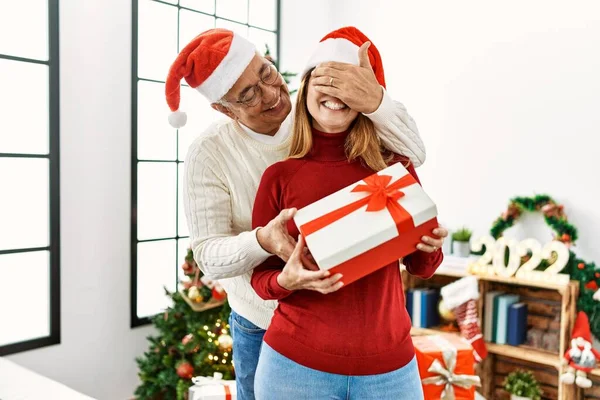 Middle Age Hispanic Couple Smiling Happy Hugging Holding Christmas Gift — Stock Photo, Image