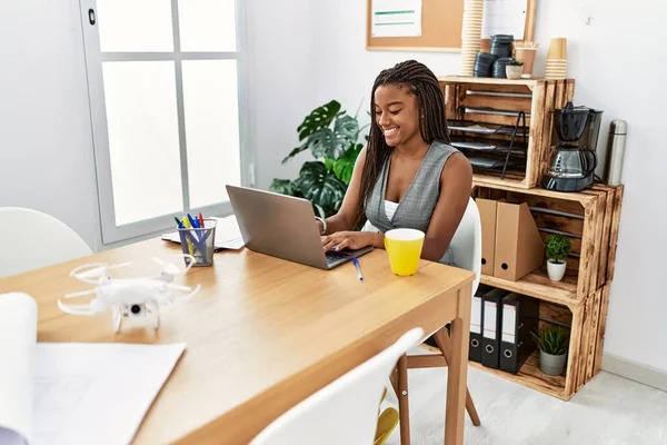 Young African American Woman Architect Using Laptop Working Office — 图库照片