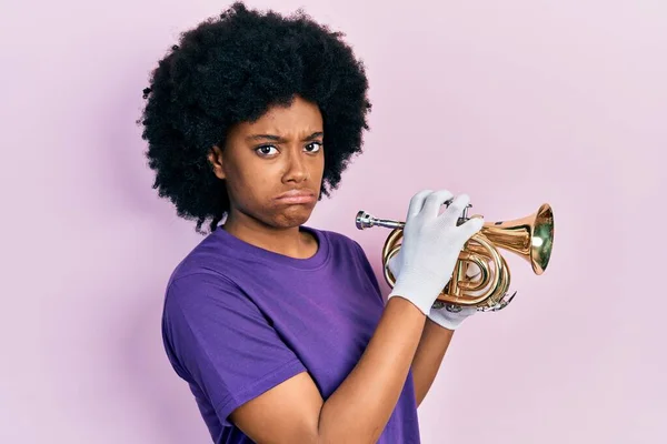 Mujer Afroamericana Joven Tocando Trompeta Escéptica Nerviosa Frunciendo Ceño Molesto —  Fotos de Stock