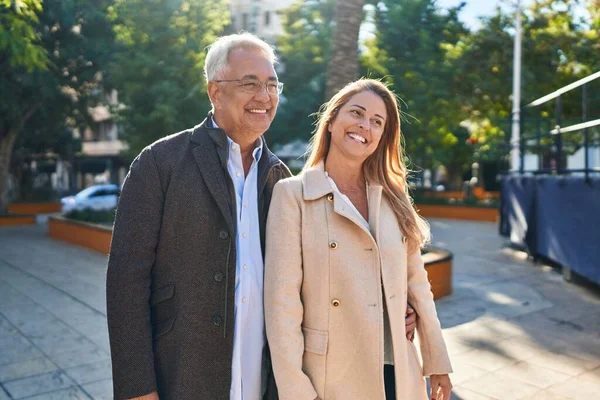 Middelbare Leeftijd Man Vrouw Paar Knuffelen Elkaar Staande Het Park — Stockfoto