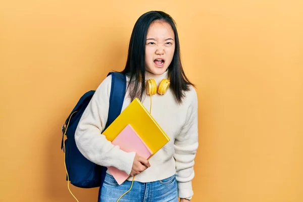 Rapariga Chinesa Segurando Mochila Estudantil Livros Irritados Loucos Gritando Frustrados — Fotografia de Stock