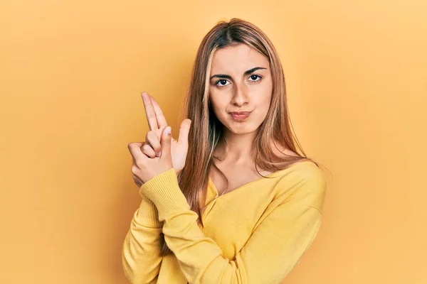 Vacker Latinamerikansk Kvinna Bär Casual Gul Tröja Med Symbolisk Pistol — Stockfoto