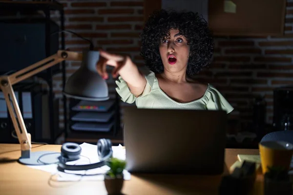 Young Brunette Woman Curly Hair Working Office Night Pointing Finger — Stockfoto