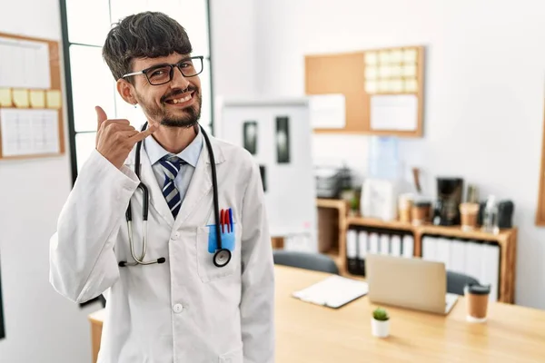 Latynos Brodzie Mundurze Lekarza Stetoskopie Biurze Uśmiechający Się Robiący Telefoniczne — Zdjęcie stockowe