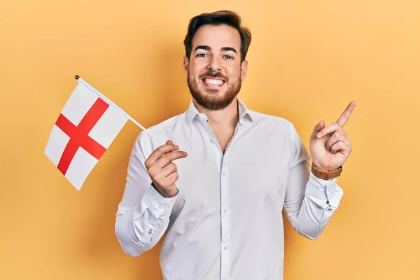 Hezký Běloch Plnovousem Držící Anglickou Vlajku Šťastně Usmívající Ukazující Rukou — Stock fotografie