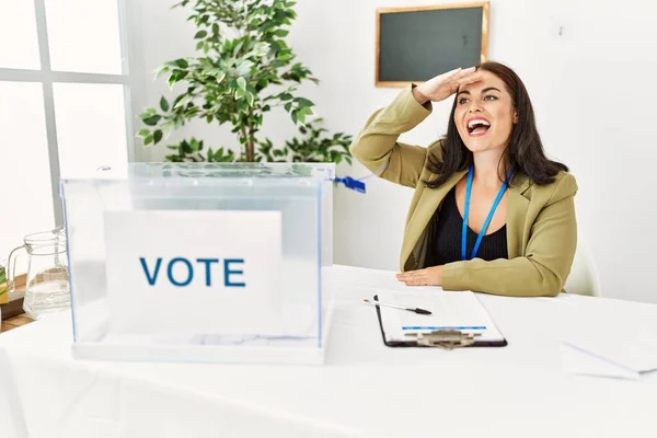 Fiatal Barna Választási Asztalnál Szavazó Szavazólappal Nagyon Boldog Mosolygós Néz — Stock Fotó