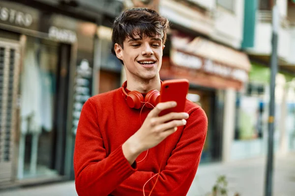 Joven Hombre Hispano Sonriendo Feliz Usando Teléfonos Inteligentes Auriculares Ciudad —  Fotos de Stock