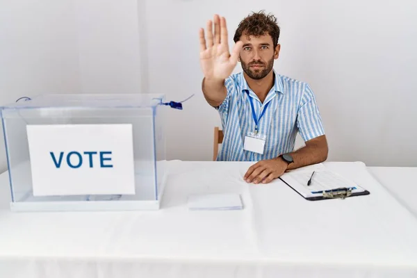 Ung Flot Mand Ved Politiske Valg Der Sidder Ved Afstemning - Stock-foto