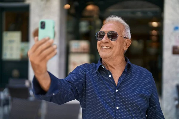 Senior Homem Cabelos Grisalhos Sorrindo Confiante Fazer Selfie Por Smartphone — Fotografia de Stock