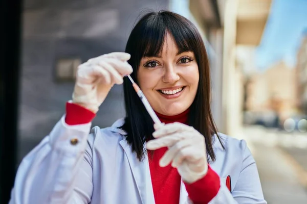 Ung Brunett Kvinna Bär Läkare Uniform Innehav Spruta Och Vaccin — Stockfoto
