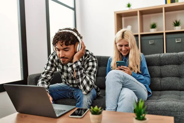 Jovem Casal Sorrindo Feliz Usando Laptop Smartphone Casa — Fotografia de Stock