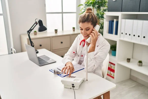 Jeune Femme Blonde Portant Uniforme Médecin Parlant Téléphone Clinique — Photo