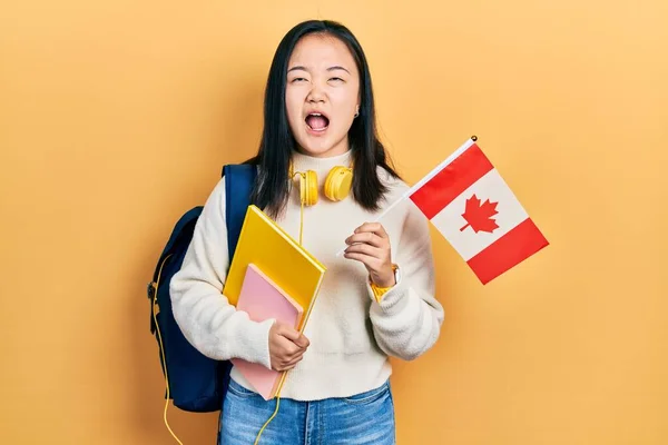 Νεαρή Κινέζα Φοιτήτρια Ανταλλαγής Κοριτσιών Κρατώντας Καναδική Σημαία Θυμωμένη Και — Φωτογραφία Αρχείου