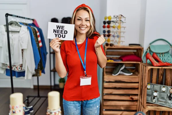 Joven Mujer Caucásica Sosteniendo Necesitamos Que Contraten Pancartas Tienda Minorista — Foto de Stock