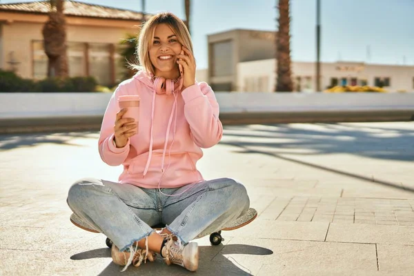 Giovane Ragazza Pattinatrice Bionda Che Parla Sullo Smartphone Beve Caffè — Foto Stock