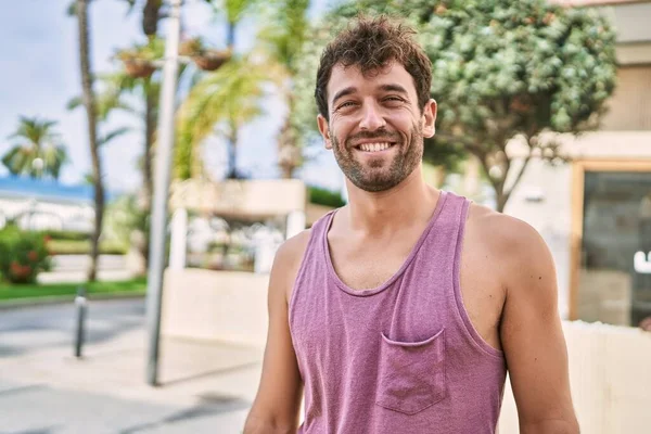 Ung Hispanic Mann Smilende Glad Står Byen – stockfoto