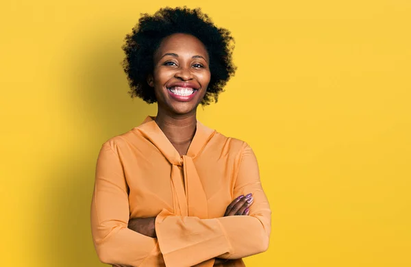 Afrikansk Amerikansk Kvinna Med Afro Hår Bär Elegant Skjorta Glad — Stockfoto