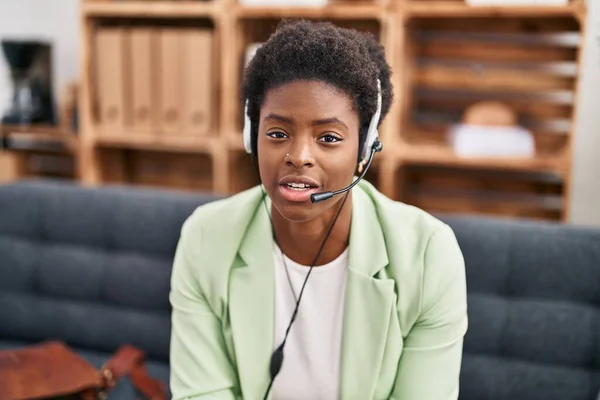 African American Woman Psychologist Having Teleconsultation Sitting Sofa Psychology Center — Stockfoto
