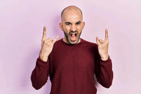 Young Bald Man Wearing Casual Clothes Shouting Crazy Expression Doing — Stock fotografie