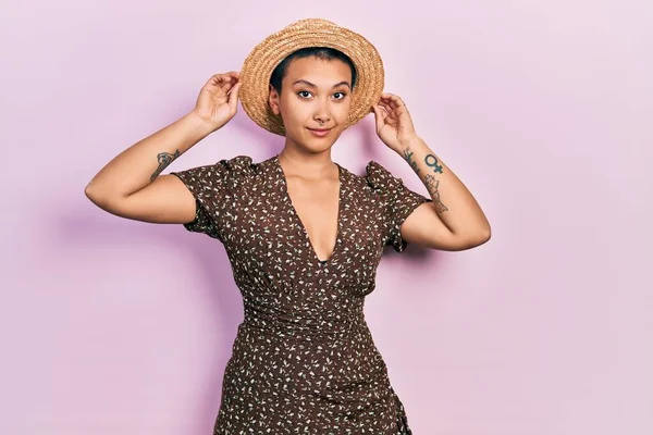 Mulher Hispânica Bonita Com Cabelo Curto Usando Chapéu Verão Relaxado — Fotografia de Stock