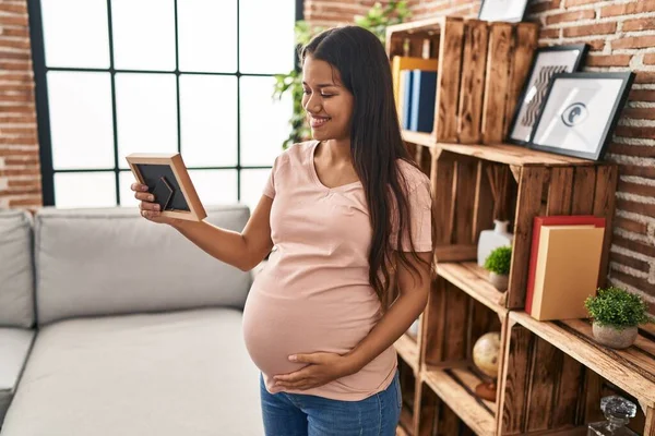 Młoda Latynoska Kobieta Ciąży Patrząc Zdjęcie Domu — Zdjęcie stockowe