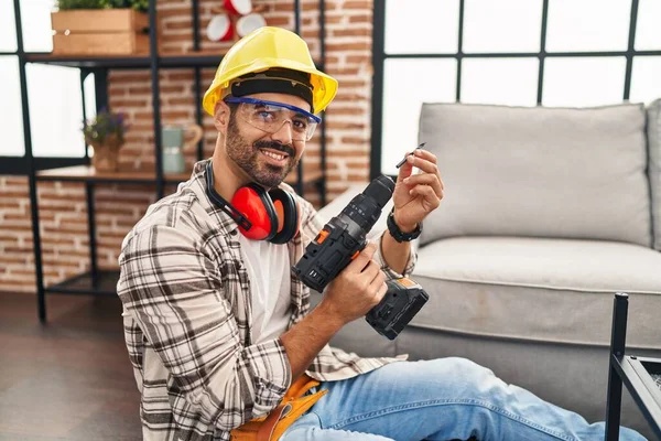 Jovem Hispânico Homem Trabalhador Sorrindo Confiante Segurando Broca Casa — Fotografia de Stock