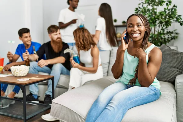 Eine Gruppe Junger Freunde Sitzt Glücklich Lächelnd Auf Dem Sofa — Stockfoto