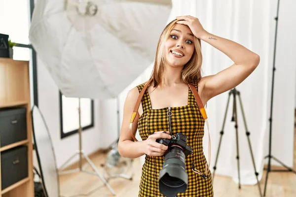 Young Caucasian Photographer Girl Holding Professional Camera Photography Studio Stressed — Stock Photo, Image