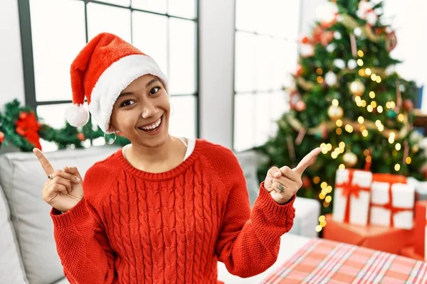 Молода Іспаномовна Жінка Коротким Волоссям Різдвяному Капелюсі Сидить Дивані Посміхаючись — стокове фото