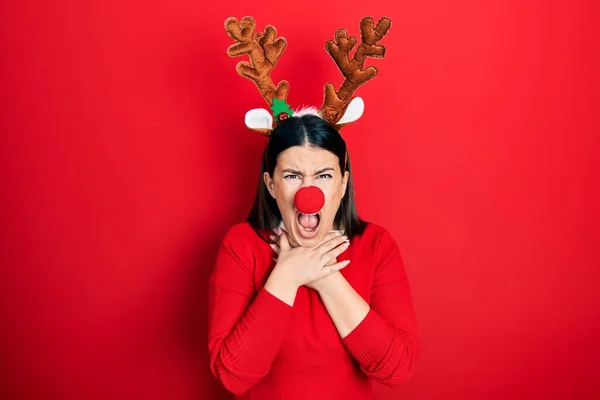 Mladá Hispánka Jelením Vánočním Kloboukem Červeným Nosem Dusí Protože Bolí — Stock fotografie