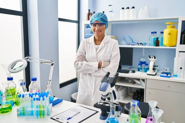 Young Latin Woman Wearing Scientist Uniform Standing Arms Crossed Gesture — Stock Photo, Image