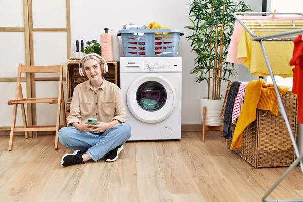 Jonge Kaukasische Vrouw Luisteren Naar Muziek Wachten Wasmachine Wasruimte — Stockfoto