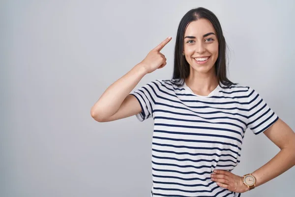 Young Brunette Woman Wearing Striped Shirt Smiling Pointing Head One — ストック写真