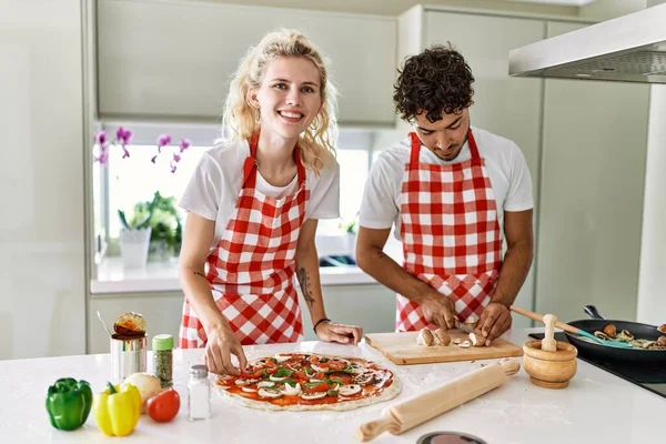 Jeune Couple Souriant Cuisine Heureuse Pizza Italienne Cuisine — Photo