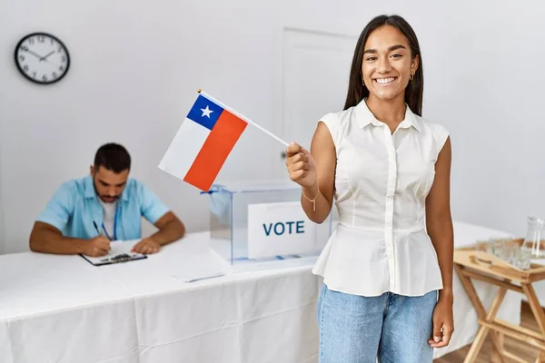 Ung Chilensk Väljare Kvinna Som Håller Chile Flagga Vid Val — Stockfoto
