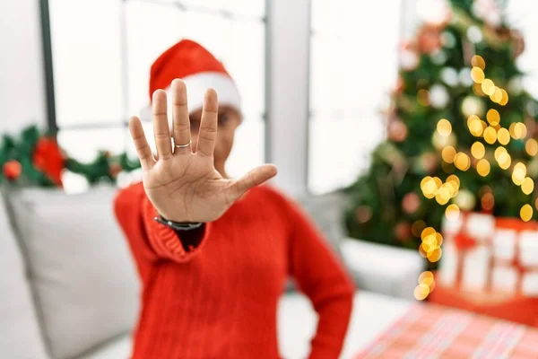 Kısa Saçlı Ispanyol Bir Kadın Noel Şapkası Takıyor Koltukta Oturuyor — Stok fotoğraf