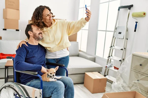 Middelbare Leeftijd Latijns Amerikaans Koppel Glimlachend Gelukkig Man Zit Rolstoel — Stockfoto