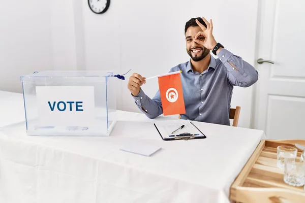 Jonge Knappe Man Met Baard Bij Politieke Campagneverkiezingen Met Een — Stockfoto