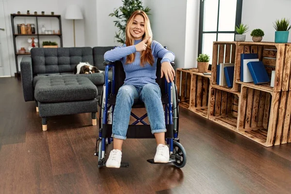 Jovem Mulher Bonita Sentada Cadeira Rodas Casa Alegre Com Sorriso — Fotografia de Stock